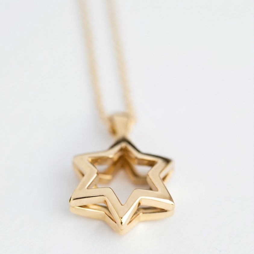 Luxe Three-dimensional Star Pendant Necklace in Yellow Gold