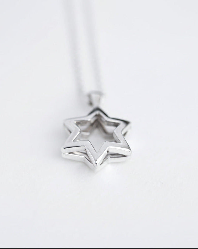 The Star Pendant Necklace