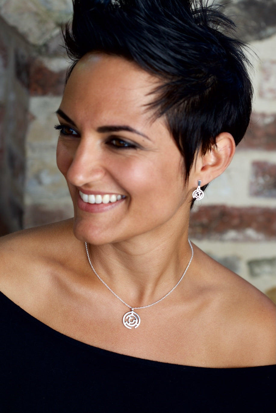 Sophisticated elegant earring and pendant necklace set for women