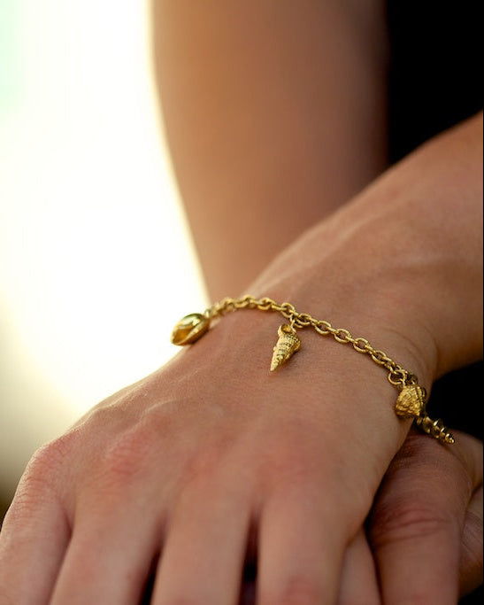 Seashell cahrm bracelet in 18 carat yellow gold vemeil
