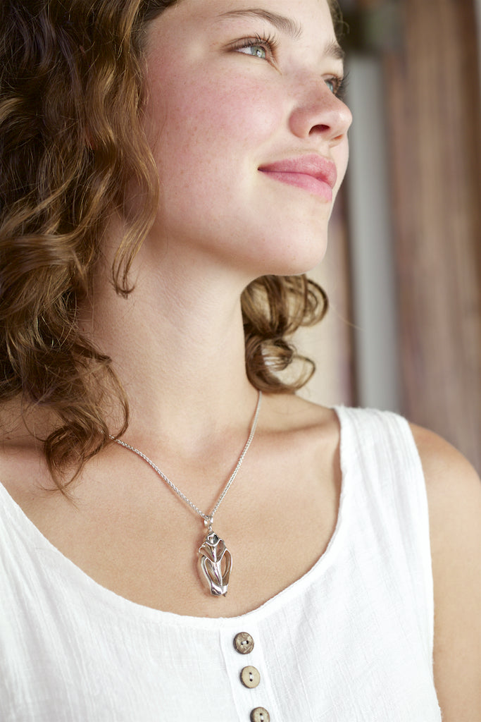 silver interior sea shell pendant necklace 